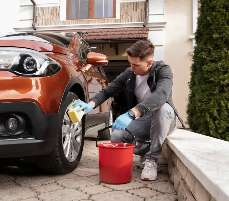 Lavage auto à domicile Panassac : professionnel intervenant sur un véhicule